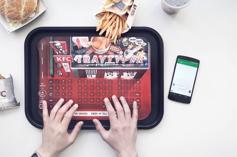 KFC спасает телефоны от жирных пятен на экране
