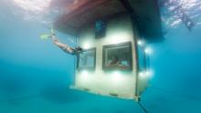 Курорт Манта предлагает частный остров, где вы спите под водой!